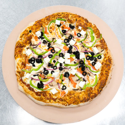 Pizza Athena (oignons, fromage, tomates, poivrons, olives noires, feta)