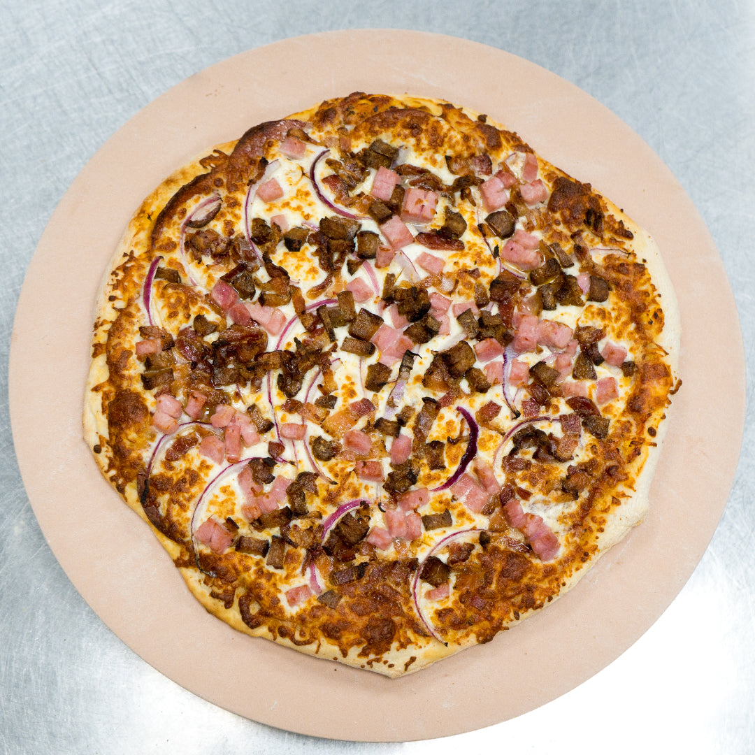 Pizza pour amateurs de viande (pepperoni, fromage, bacon, jambon, saucisse italienne)