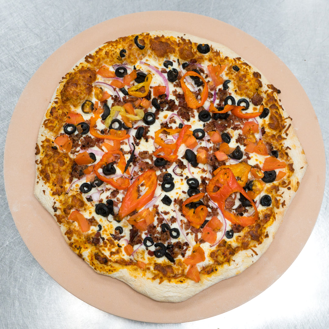 Pizza mexicaine (sauce à la viande avec ail, oignons, fromage, viande fumée, tomates, olives noires et piments forts)