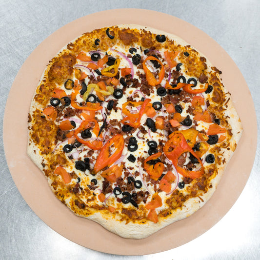 Pizza mexicaine (sauce à la viande avec ail, oignons, fromage, viande fumée, tomates, olives noires et piments forts)