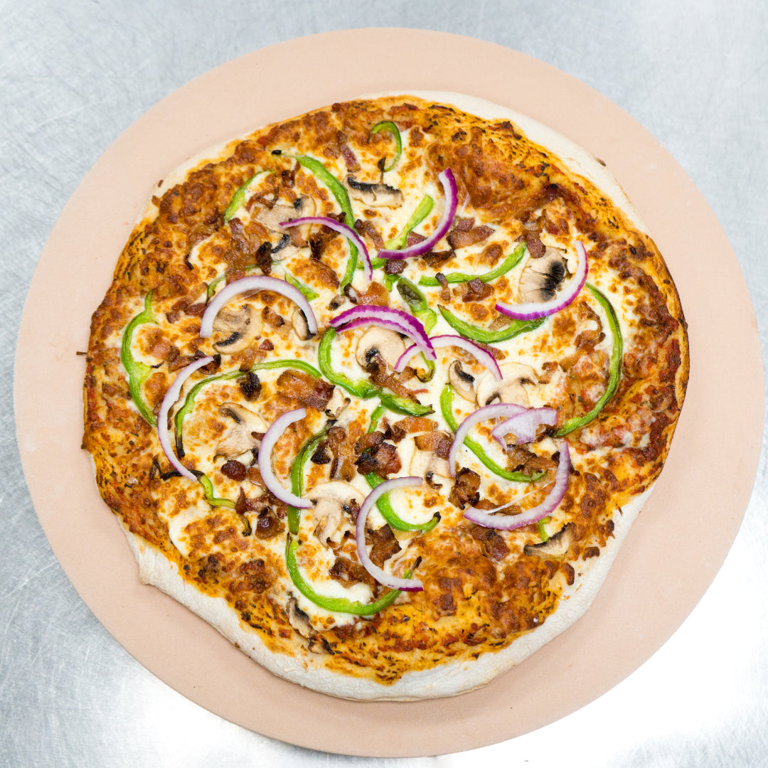 Pizza québécoise (pepperoni, champignons, oignons, fromage, poivrons, bacon)
