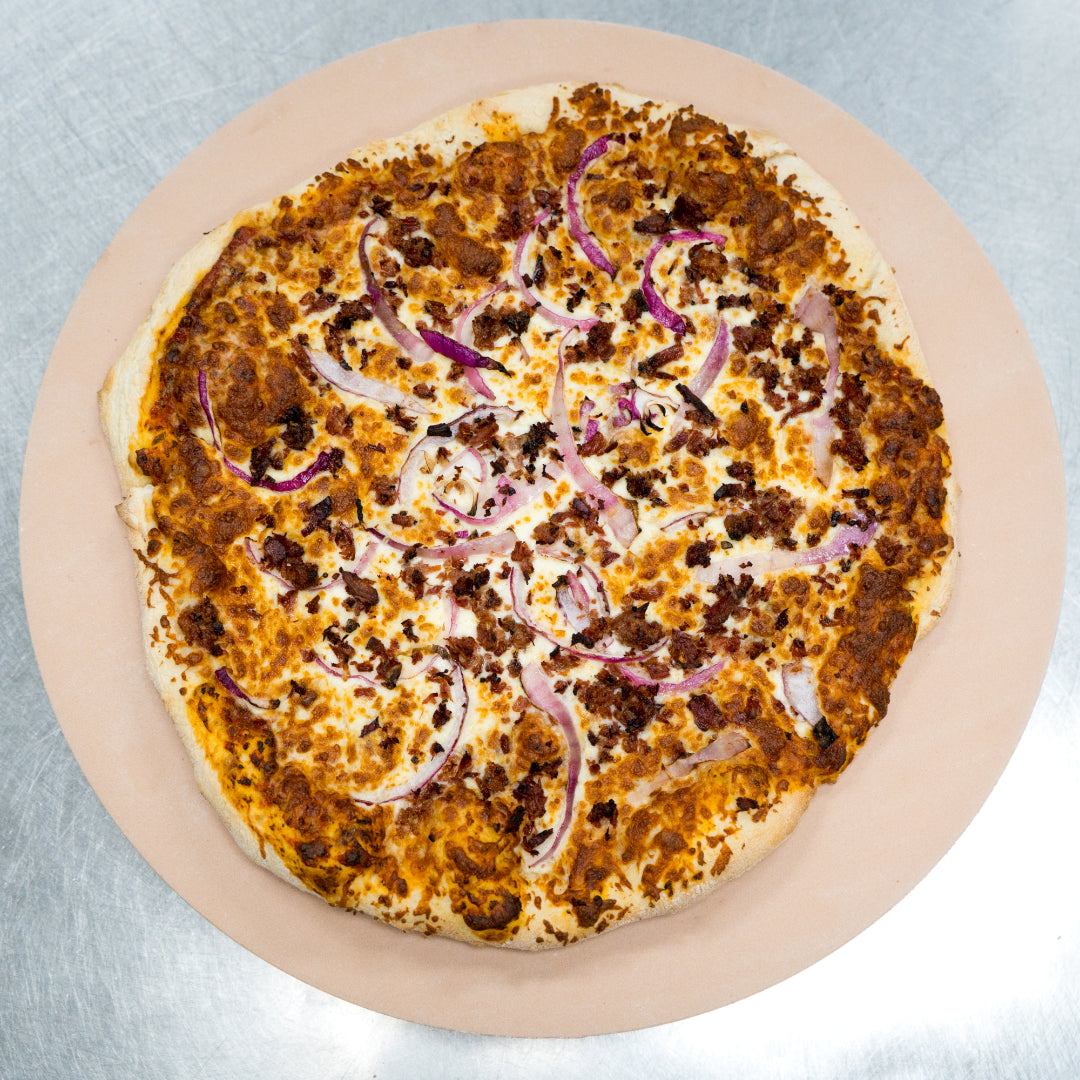 Pizza à la viande fumée (oignons, fromage, viande fumée)