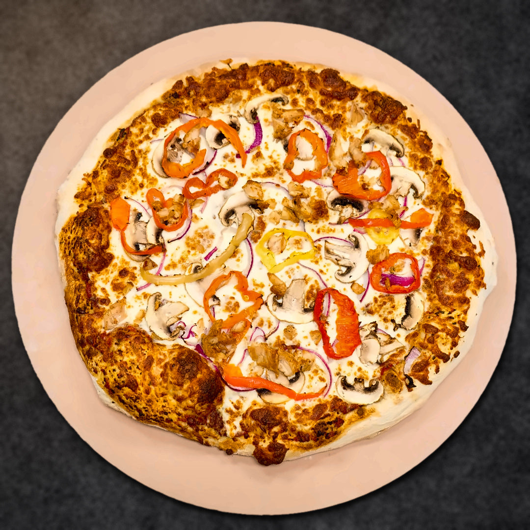 Pizza au poulet Piri Piri (poulet épicé, oignons, champignons, fromage, piments bananes)