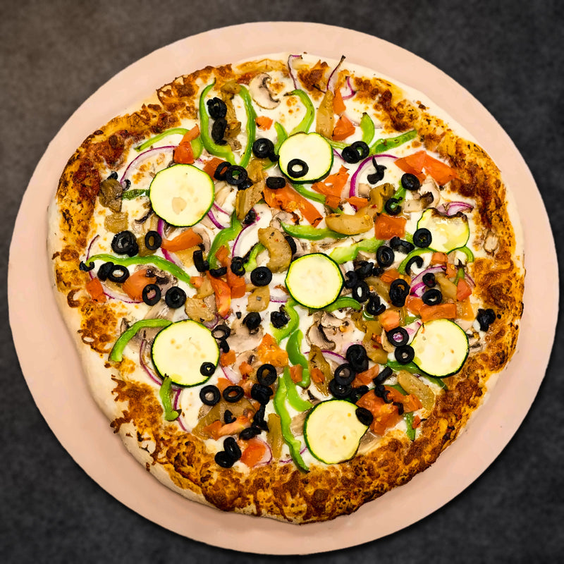 Pizza du jardin (champignons, oignons, poivrons, courgettes, aubergines marinées, tomates, olives noires)
