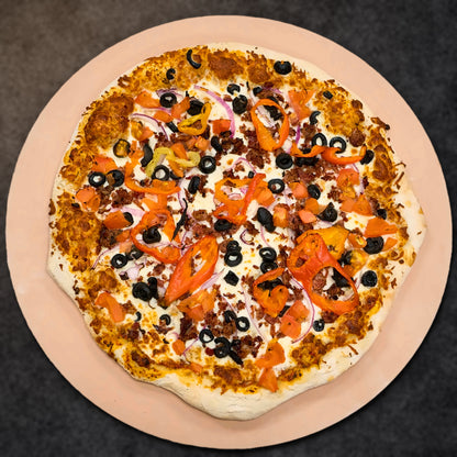 Pizza mexicaine (sauce à la viande avec ail, oignons, fromage, viande fumée, tomates, olives noires et piments forts)