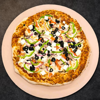 Pizza Athena (oignons, fromage, tomates, poivrons, olives noires, feta) 