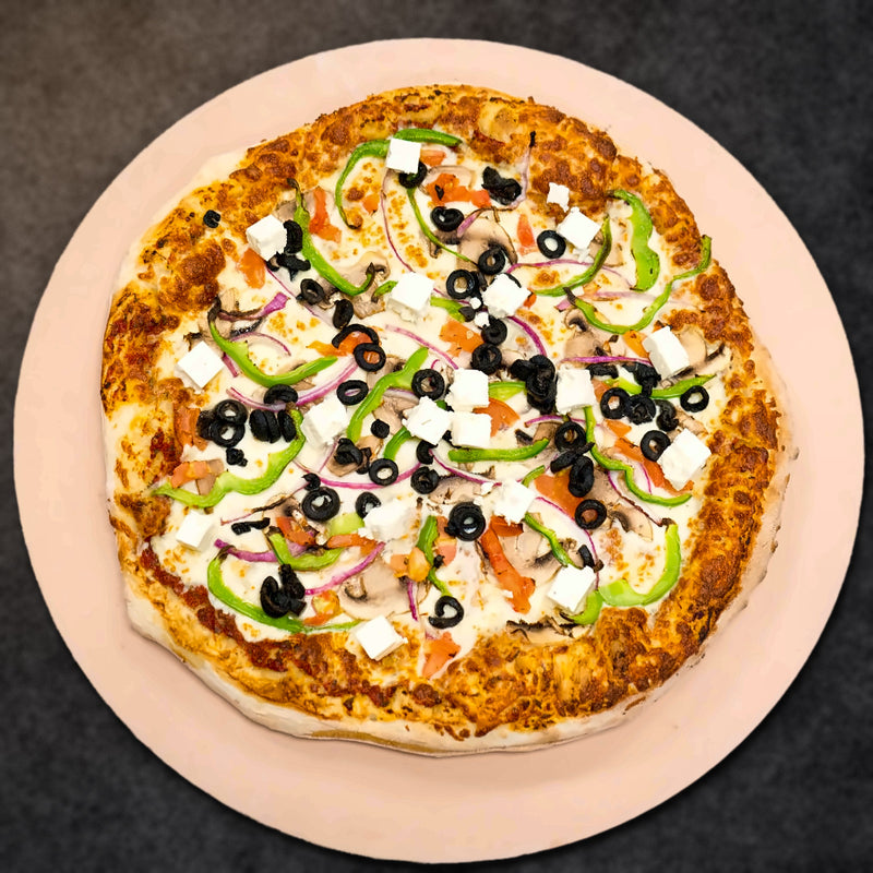 Pizza Athena (oignons, fromage, tomates, poivrons, olives noires, feta) 