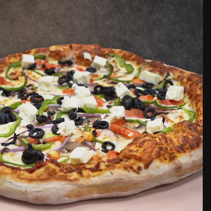 Pizza Athena (oignons, fromage, tomates, poivrons, olives noires, feta) 