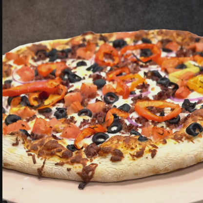 Pizza mexicaine (sauce à la viande avec ail, oignons, fromage, viande fumée, tomates, olives noires et piments forts)