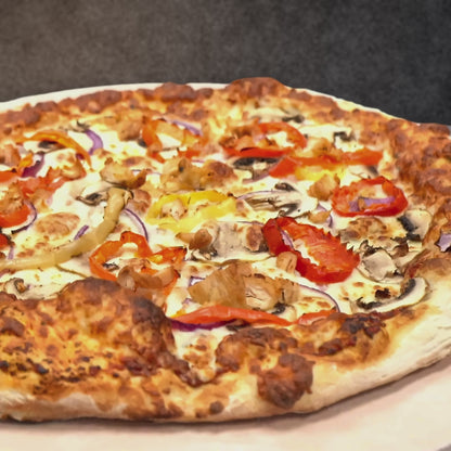 Pizza au poulet Piri Piri (poulet épicé, oignons, champignons, fromage, piments bananes)