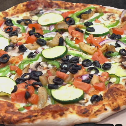 Pizza du jardin (champignons, oignons, poivrons, courgettes, aubergines marinées, tomates, olives noires)